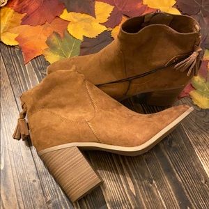 NWT Universal Thread heeled booties